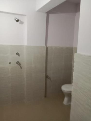 ein Bad mit einem WC und einer Duschkabine in der Unterkunft Hotel New Eastern in Bokāro
