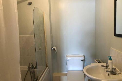 A bathroom at Thames View & free parking - perfect long stay workers only