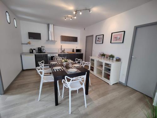 une cuisine et une salle à manger avec une table et des chaises dans l'établissement VILLA CHANTEREINE - apparts à 5 mn de la plage - BAIE DE SOMME, à Fort-Mahon-Plage