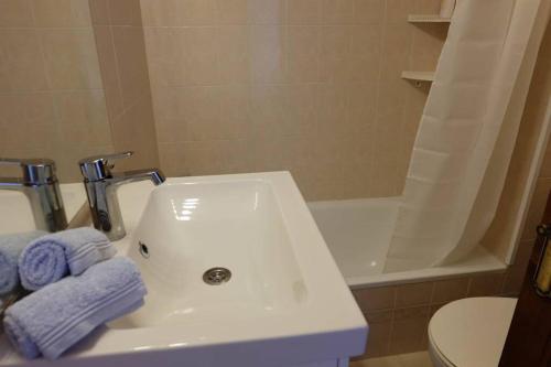a bathroom with a sink and a bath tub at Casa Pelícano in Son Parc