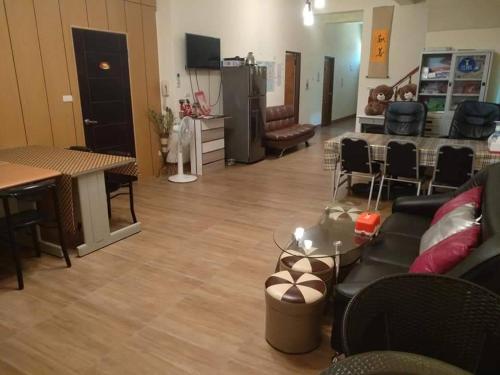 een woonkamer met een bank, een tafel en stoelen bij 988 Ancient House B&B in Jincheng