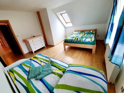 - une chambre avec un lit et une chambre avec une fenêtre dans l'établissement Apartmány Srní u Hlinska, à Hlinsko