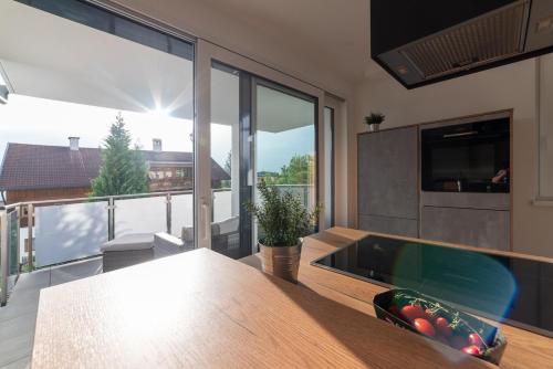 フューゲンにあるAlpen-Lounge Apartment 17のテーブルと大きな窓のあるリビングルーム