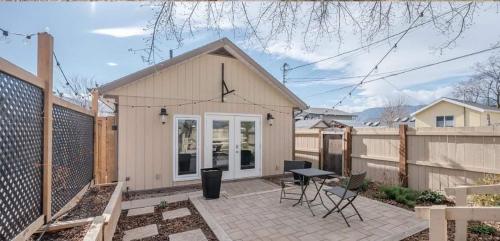 a small shed with a table and chairs in a backyard at K STREET CARRIAGE HOUSE Studio in Penticton