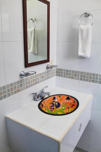 un lavandino del bagno con una ciotola colorata sopra di Hotel Mexico Lindo a Santa Cruz Huatulco