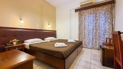 une chambre d'hôtel avec un lit et des serviettes. dans l'établissement Gouvia Hotel, à Gouviá