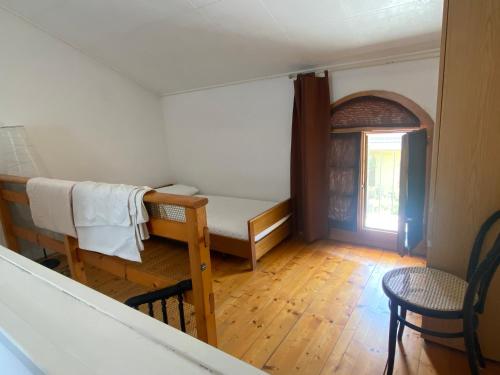 Kleines Zimmer mit einem Bett und einem Fenster in der Unterkunft Villaggio Teodorico in Punta Marina