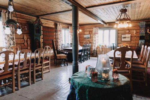 comedor con mesa y sillas en un edificio en Reinheimen Lodge, en Skjåk