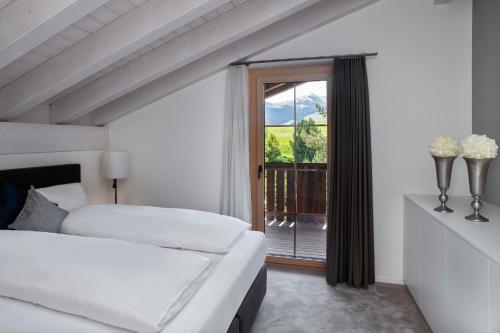 Un pat sau paturi într-o cameră la Hotel Mischun