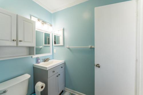 Charming Ocean-view Condo at Ocean Pier 3にあるバスルーム