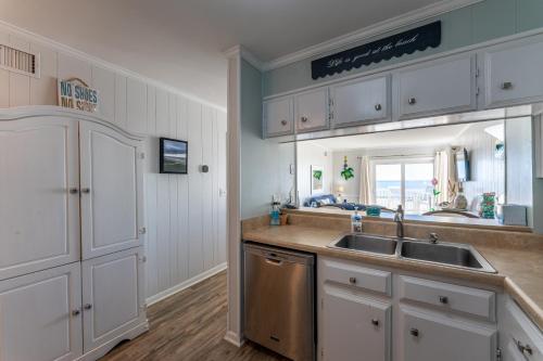 Charming Ocean-view Condo at Ocean Pier 3にあるキッチンまたは簡易キッチン