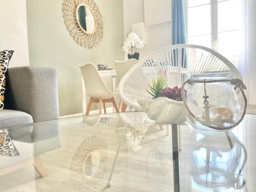 - un salon avec une table et des chaises en verre dans l'établissement Arina & Julien, à Dieppe
