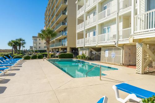 Charming Ocean-view Condo at Ocean Pier 3の敷地内または近くにあるプール