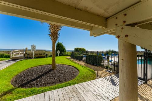 Charming Ocean-view Condo at Ocean Pier 3の敷地内または近くにあるプール