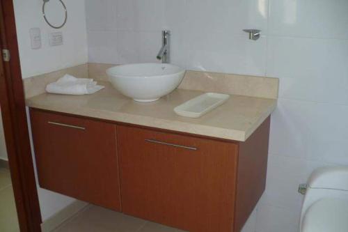 ein Badezimmer mit einem Waschbecken und einer Schüssel auf der Theke in der Unterkunft Costazul Suites 705 in Santa Marta
