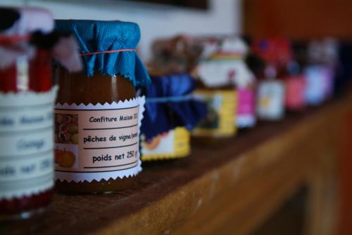 un comptoir recouvert de nombreux types de condiments différents dans l'établissement Domaine des Aloets, à Moiré