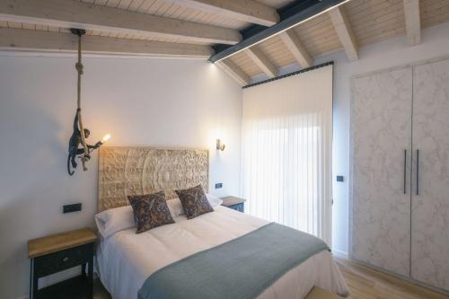 una camera da letto con un letto e una porta scorrevole in vetro di Villa Valentina a Rales