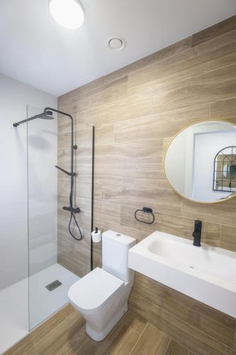 a bathroom with a toilet and a sink and a shower at Villa Valentina in Rales