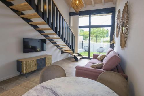 un soggiorno con un divano e una scala di Villa Valentina a Rales