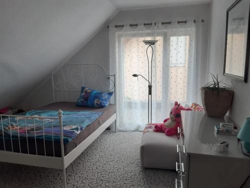 Ένα ή περισσότερα κρεβάτια σε δωμάτιο στο Gemütliches Haus im Herzen des Schwarzwaldes für bis zu 9 Personen