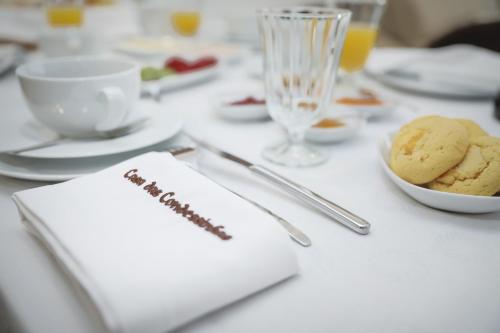 een tafel met een servet en een schaal met koekjes bij Casa Das Condessinhas in Lousã
