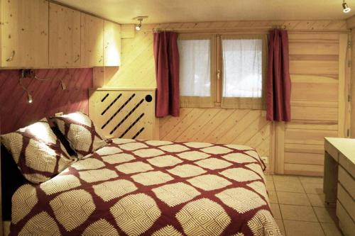 1 dormitorio con 1 cama y cortinas rojas en Appart Saint-Antoine Morzine vue soleil jardin calme parking 2 à 4 pers, en Morzine