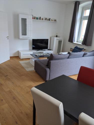 Μια τηλεόραση ή/και κέντρο ψυχαγωγίας στο 1-Zimmer Apartment in der Nähe vom Petersberg