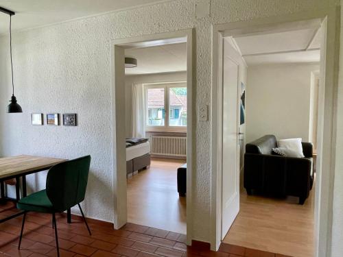 ein Wohnzimmer mit einem Tisch und einem Sofa in der Unterkunft Grosszügige Ferienwohnung in Glarus - Capra 2 in Glarus