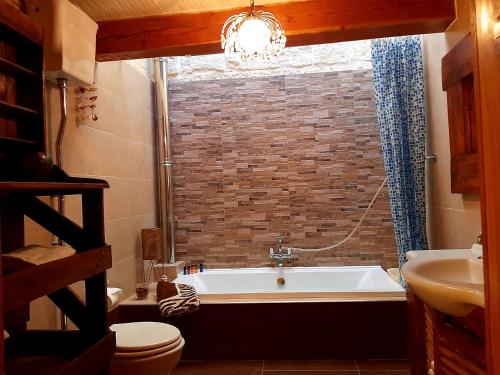 y baño con bañera, aseo y lavamanos. en The LYNDEE HOUSE en Nadur