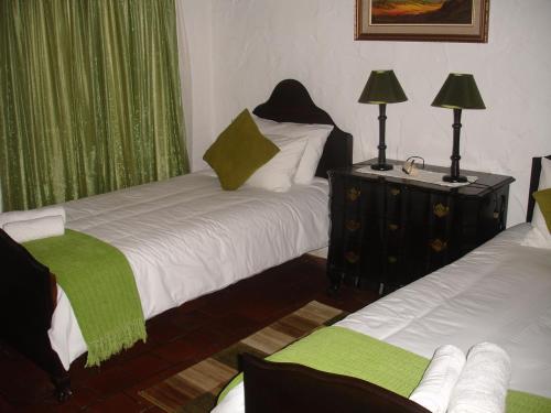 1 Schlafzimmer mit 2 Betten in Grün und Weiß in der Unterkunft Oom Daan's B&B in East London