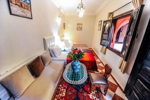 TV a/nebo společenská místnost v ubytování Riad Errabii & Spa