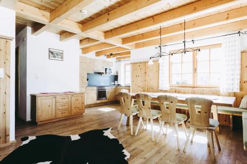 a kitchen and dining room with a table and chairs at Andis Almdorf in Sölden