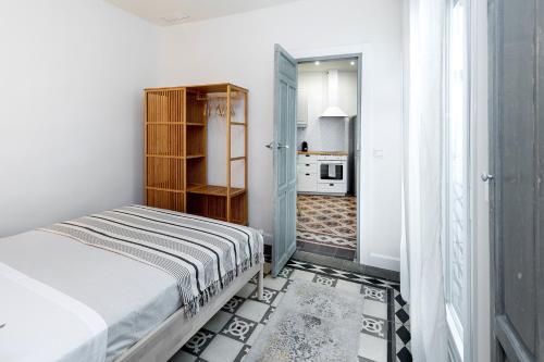 1 dormitorio con 1 cama y cocina en Apartamentos PROGRESO en Granada