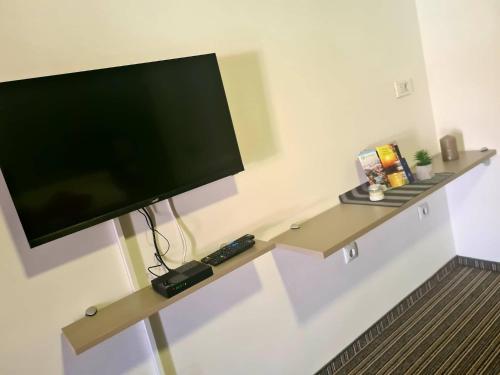 Televízia a/alebo spoločenská miestnosť v ubytovaní BoNiToS, SOBE-ROOMS