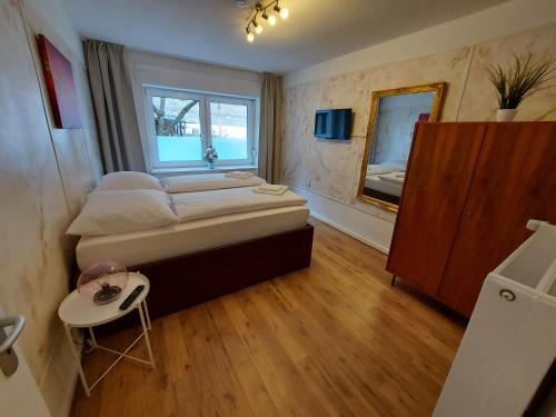 una camera con un grande letto e uno specchio di Vintage Apartment a Colonia