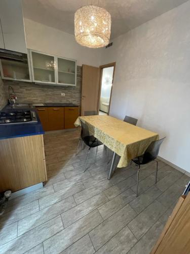 a kitchen with a table and chairs in a room at Affitti brevi Caterina in Seriate