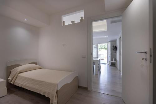 ポリニャーノ・ア・マーレにあるB&B Il più bello dei mariの白いベッドルーム(ベッド1台付)、廊下