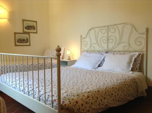 佛羅倫斯的住宿－依吉廖酒店，一间卧室配有一张带白色床罩的床