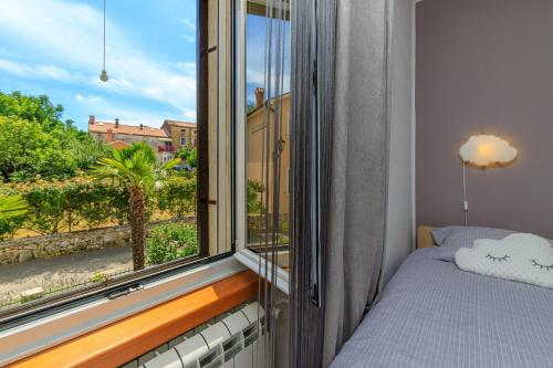 Postel nebo postele na pokoji v ubytování Apartment Nika with Balcony