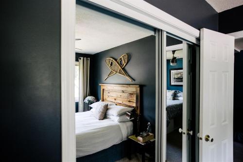 a bedroom with a bed with a starfish on the wall at Alpenrose Revelstoke Bed & Breakfast in Revelstoke