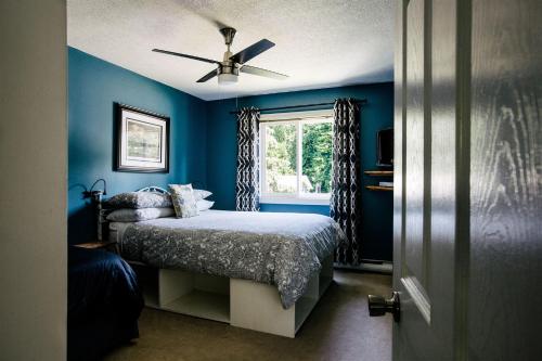 Tempat tidur dalam kamar di Alpenrose Revelstoke Bed & Breakfast