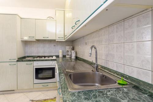 Kuchyň nebo kuchyňský kout v ubytování Apartment Nika with Balcony