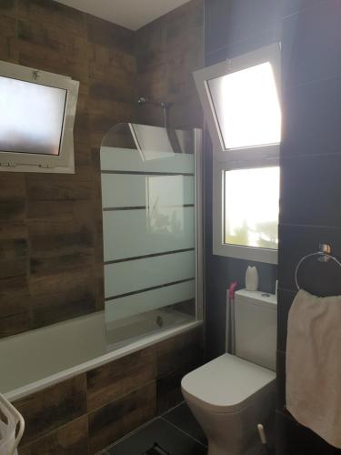 La salle de bains est pourvue de toilettes, d'une fenêtre et d'une télévision. dans l'établissement Perla II Saidia, à Saïdia