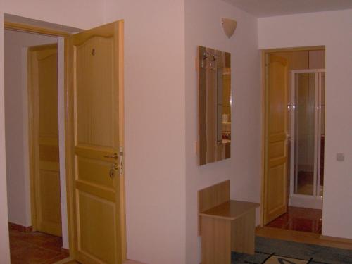 Habitación con 2 puertas y espejo. en Vila Iulia, en Sinaia