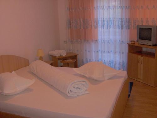 Una habitación de hotel con una cama con toallas. en Vila Iulia, en Sinaia