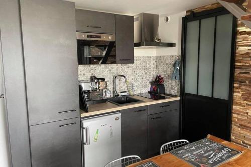 Η κουζίνα ή μικρή κουζίνα στο Superbe appartement rénové avec accès direct plage
