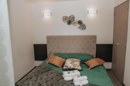 Postel nebo postele na pokoji v ubytování Grand studio, vue mer centre ville carte parking
