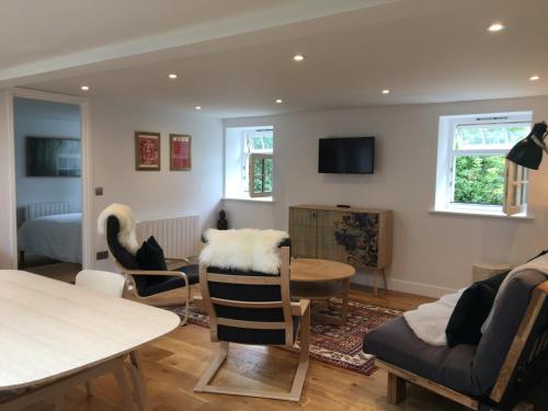 a living room with a table and chairs at In the Heart of Glastonbury in Glastonbury