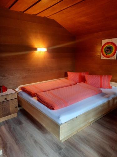 Llit o llits en una habitació de Hauserbauer - AusZEIT in Rauris