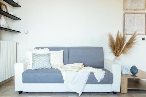 sala de estar con sofá azul y blanco en Villa Silvia Apartment, en Zoagli